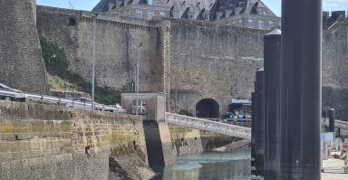 Vue de l'observatoire marégraphique de Brest depuis le pont de recouvrance