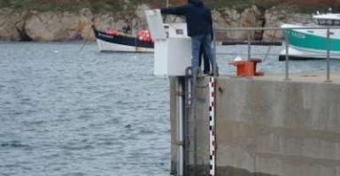 boitier ouvert pour le contrôle du marégraphe au bout du quai