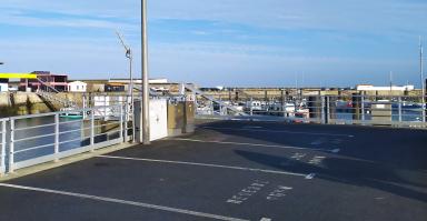 vue du port avec antenne et armoire éléctrique à gauche, boitier capteur à droite