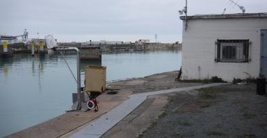 Capteur radar sur potence et local marégraphe