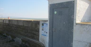 Exterieur du marégraphe avec affiche