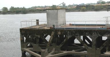 Local maregraphe sur un ponton du quai petrolier