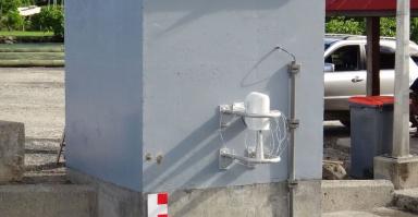 Abris de maregraphe avec capteur radar et échelle, antennes et alimentation visbles sur le toit