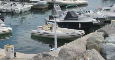 Radar sur potence dans le port