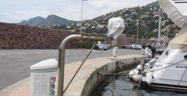 Capteur au bout d'une potence sur le quai