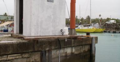 Abris du marégraphe avec capteur radar et passage de câble vers le capteur de pression