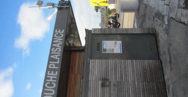 Local dans le port où est installé le capteur avec antennes sur le toit
