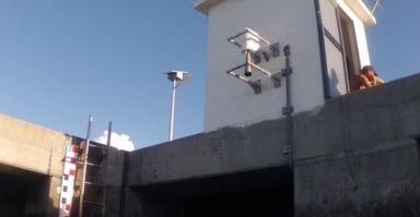 Vue du capteur et du passage de cable du capteur à pression sur le mur du marégraphe