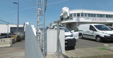 Capteur sur potence devant la criée