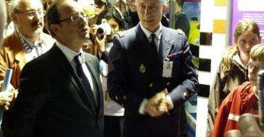 Le président de la République devant le stand marégraphie écoutant les explications fournies par le directeur général du SHOM (Crédits SHOM - Nicolas Pouvreau)