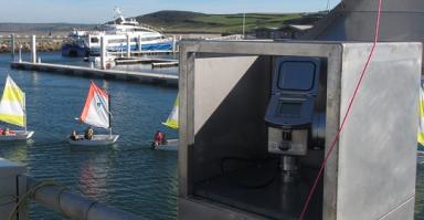 Marégraphe RONIM du SHOM déployé au port de Diélette - Manche (Crédits SHOM, DMGS - IES, octobre 2015)