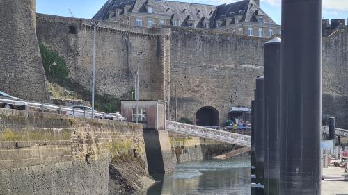 Vue de l'observatoire marégraphique de Brest depuis le pont de recouvrance