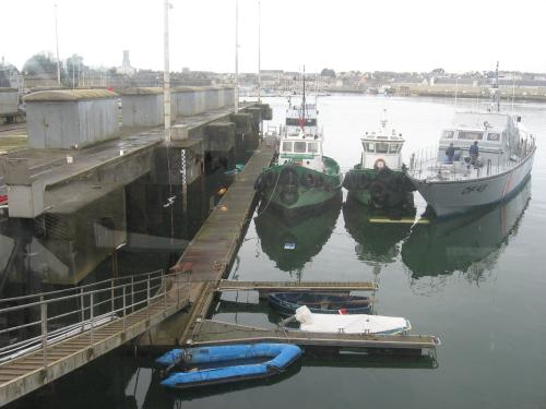 vue du port avec capteur et echelle de maree