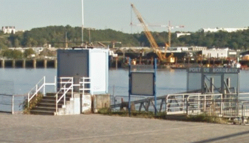 Local marégraphe à côté d'un ponton PORT DE BORDEAUX