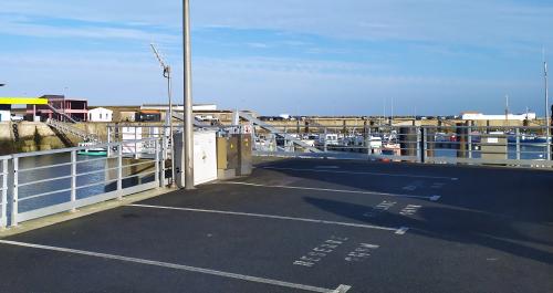 vue du port avec antenne et armoire éléctrique à gauche, boitier capteur à droite
