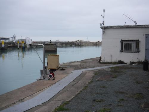 Capteur radar sur potence et local marégraphe