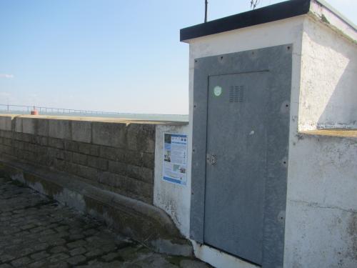Exterieur du marégraphe avec affiche