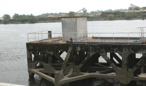 Local maregraphe sur un ponton du quai petrolier