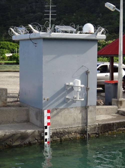 Abris de maregraphe avec capteur radar et échelle, antennes et alimentation visbles sur le toit