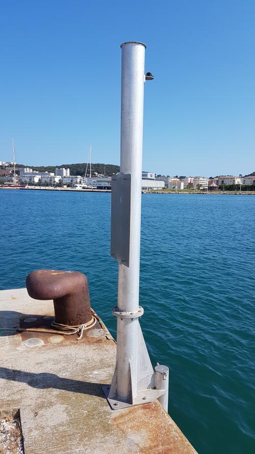 Poteau métalique à côté du tube immergé