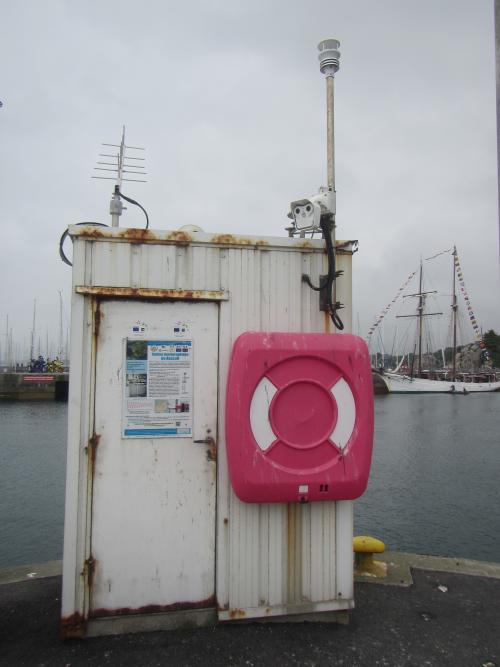 local avec capteurs et antennes