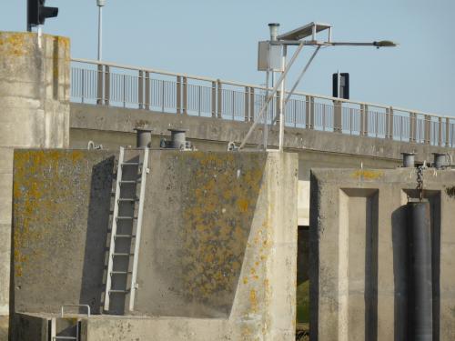Pont avec capteur sur un pilier