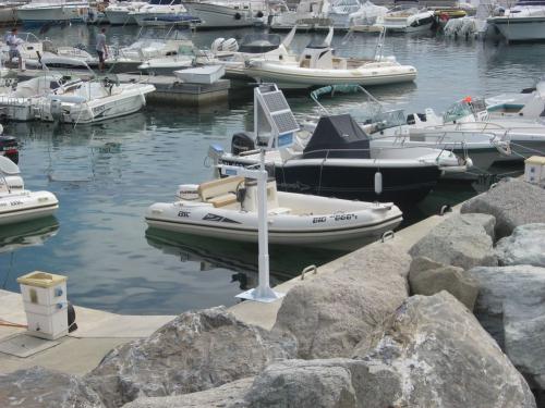 Radar sur potence dans le port