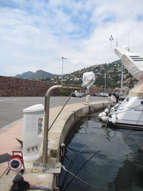 Capteur au bout d'une potence sur le quai