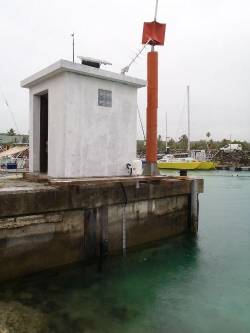 Abris du marégraphe avec capteur radar et passage de câble vers le capteur de pression