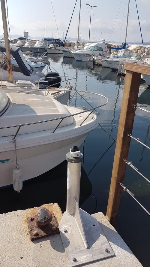 Capteur fixé au bord d'un quai