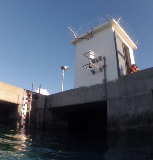 Vue du capteur et du passage de cable du capteur à pression sur le mur du marégraphe