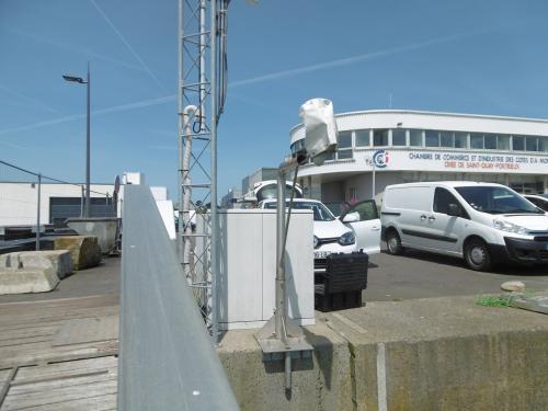 Capteur sur potence devant la criée