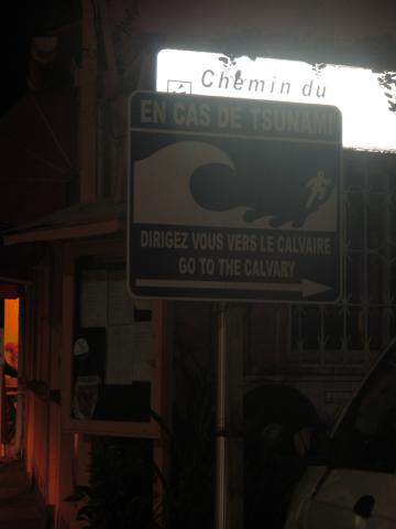 Panneau : En cas de tsunami dirigez vous vers le calvaire