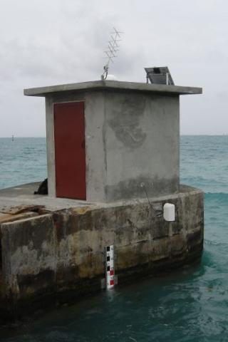 capteur radar visible côté sud avec échelle de marée