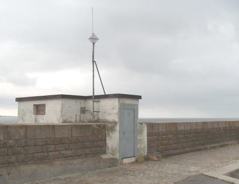 Local du marégraphe avec antenne de transmission