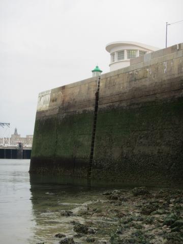 local surplombe le quai