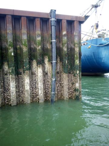Puit du marégraphe le long du quai