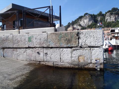 Echelle de marée fixée sur le quai