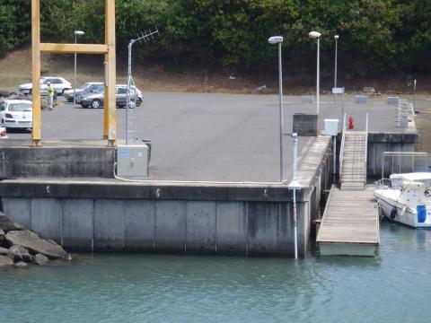 Armoire électrique sur le quai et radar sur potence