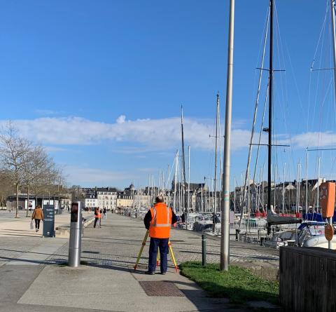 Nivellement entre le site d’implantation du marégraphe de Vannes (Pont Tournant de Kerino) et le repère IGN O.K.P3 – 139 situé au port de Vannes (Crédits Shom, mars 2025, A. Latapy)