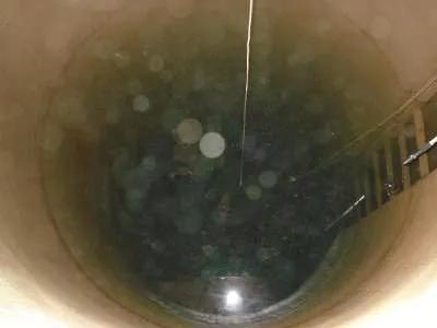 Intérieur éclairé du puit avec une échelle
