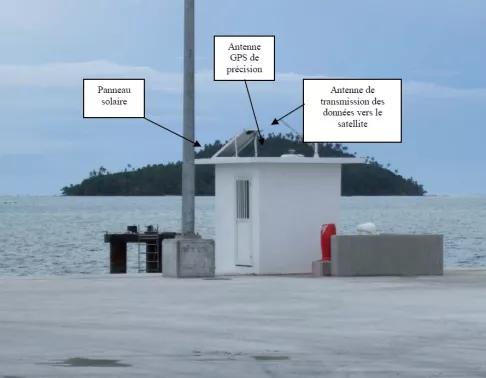 Photo du marégraphe après l'installation avec flèches