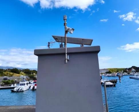 capteurs radar, meteo, video, panneau solaire, antenne Yagi