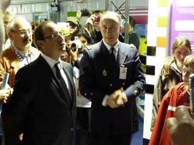 Le président de la République devant le stand marégraphie écoutant les explications fournies par le directeur général du SHOM (Crédits SHOM - Nicolas Pouvreau).jpg