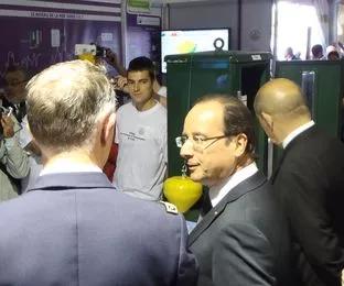 Le president de la république devant le stand marégraphie (Crédit SHOM, Eric Le Guen)