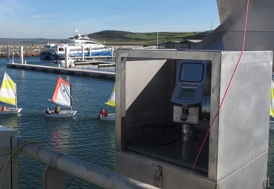 Marégraphe RONIM du SHOM déployé au port de Diélette - Manche (Crédits SHOM, DMGS - IES, octobre 2015)