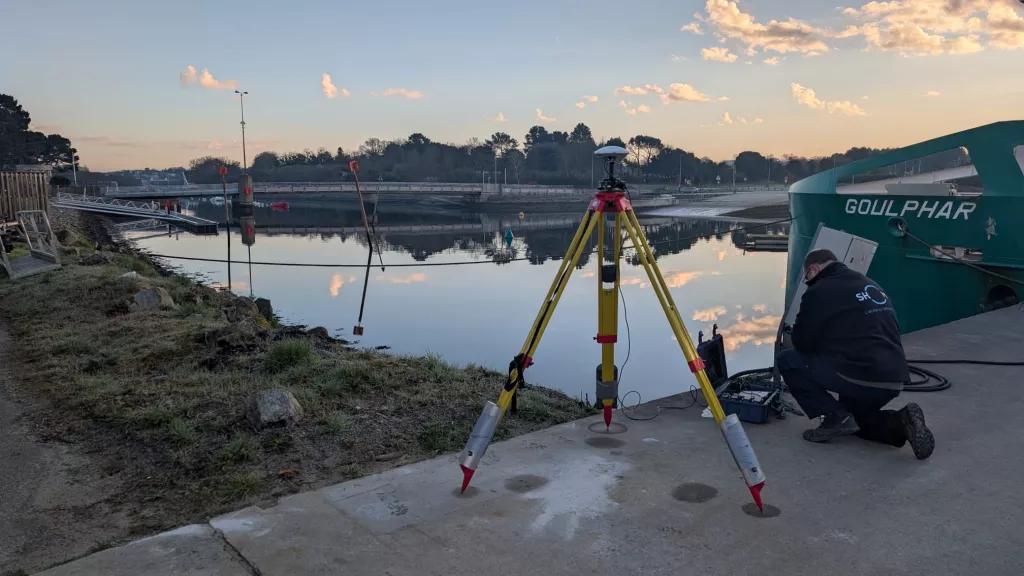 Installation d’une station GNSS à Vannes permettant de rattacher les repères à l’ellipsoïde (Crédits Shom, 2025. P. Le Dû)